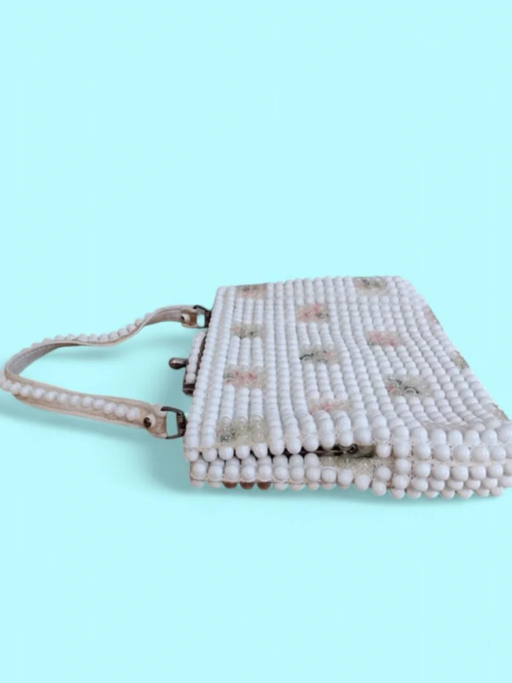 White Beaded Floral Frame-Top Kiss Lock Vintage Grandee Handbag